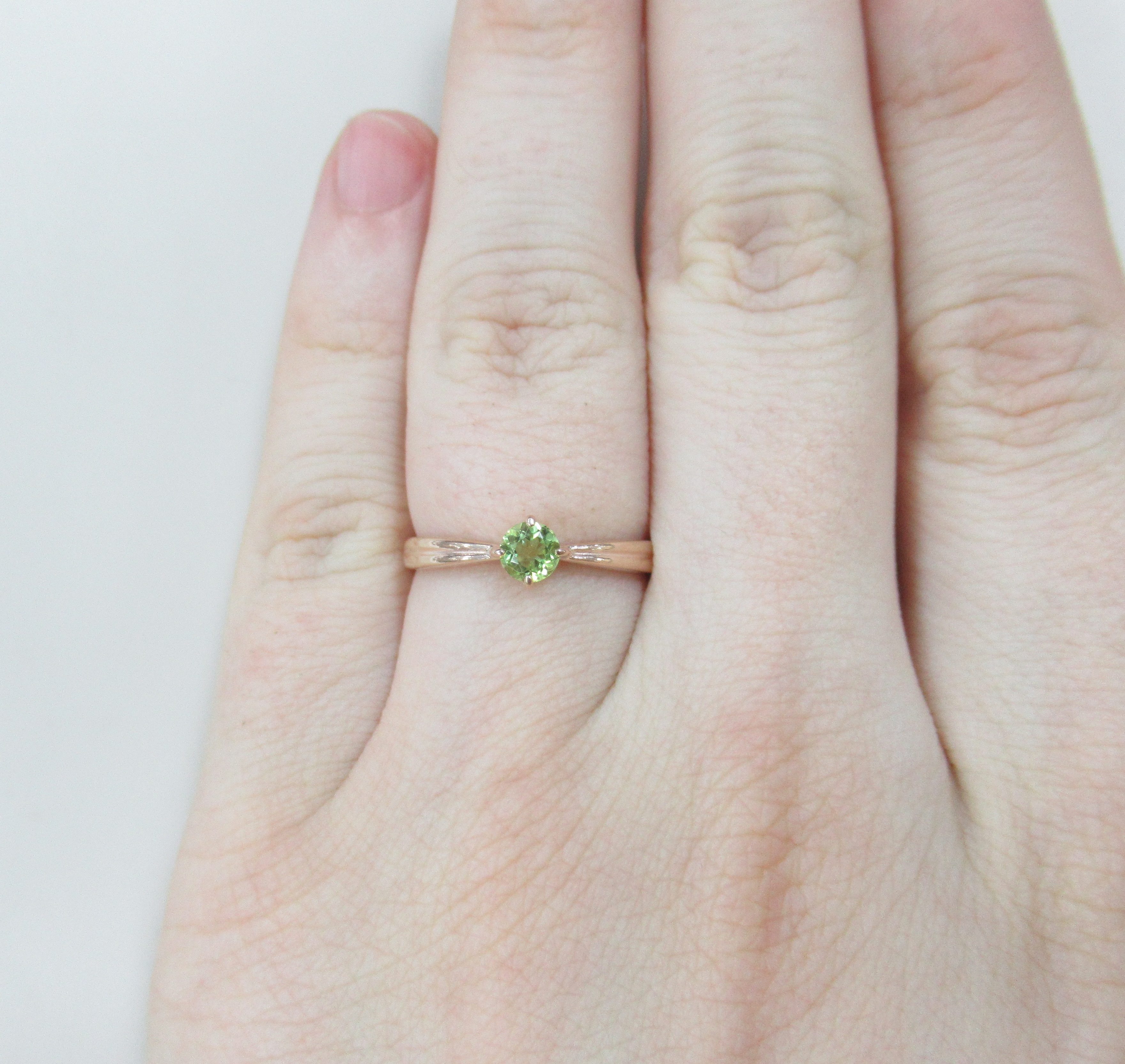 Серебряное кольцо с хризолитом